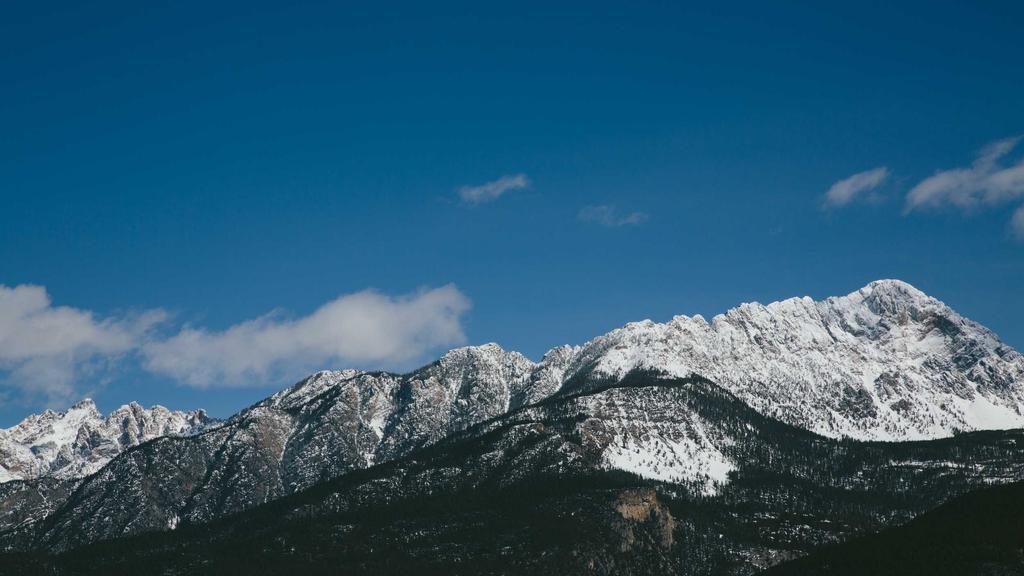 阳台装修全攻略：中式雅韵与现代收纳的完美融合